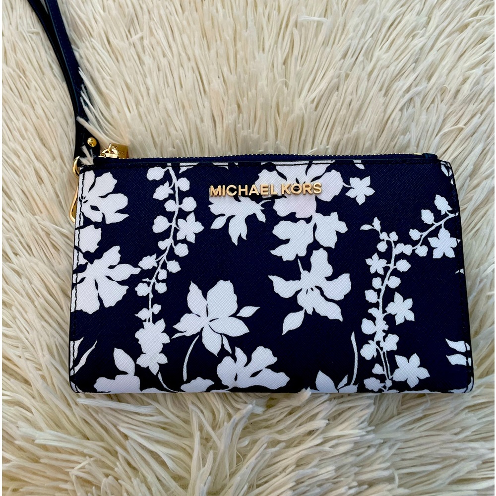 Beautiful, classy Michael Kors BRAND NEW wristlet!
